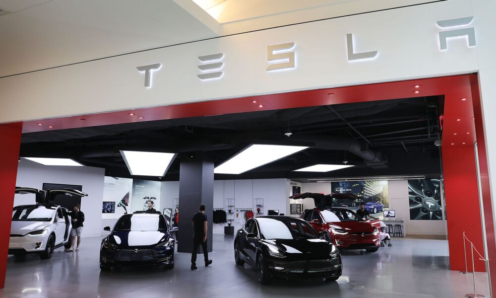 Tesla annonce que quatre de ses administrateurs quitteront bientôt l'entreprise