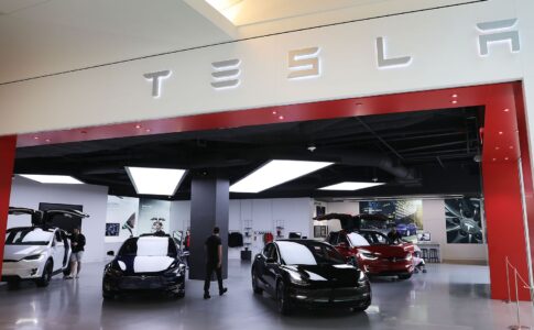 Tesla annonce que quatre de ses administrateurs quitteront bientôt l'entreprise