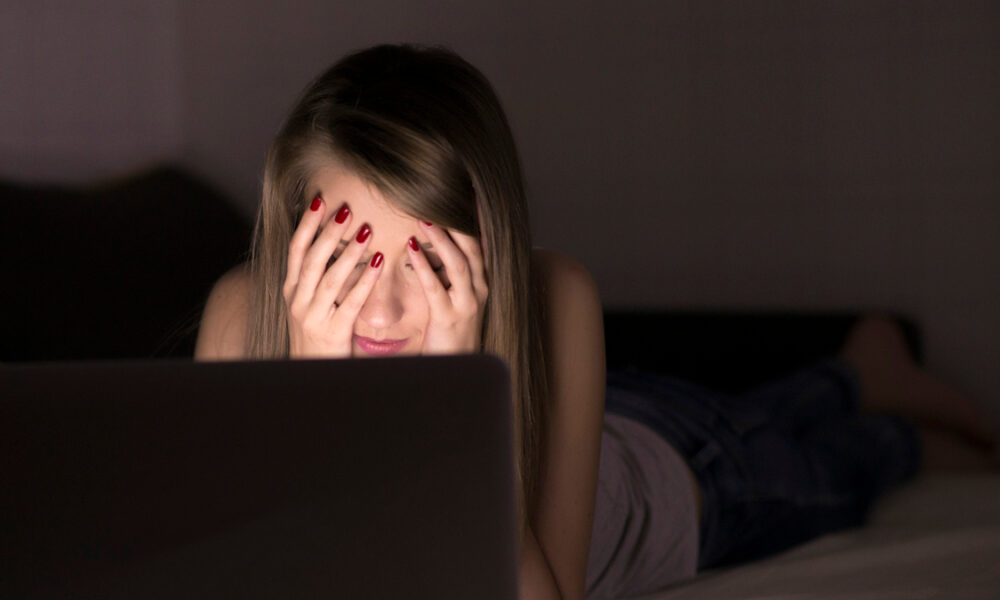 La loi britannique sur le revenge porn n'est pas appliquée correctement