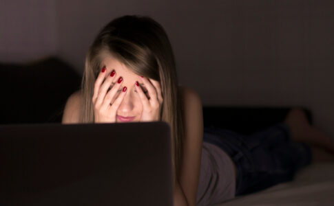 La loi britannique sur le revenge porn n'est pas appliquée correctement