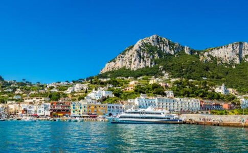 Les touristes de Capri condamnés à une amende de 500 € pour avoir utilisé du plastique - d'autres destinations suivront-elles ?