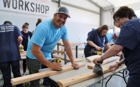 Un homme quitte son travail pour construire des lits pour les enfants dans le besoin et son œuvre de bienfaisance prend son envol