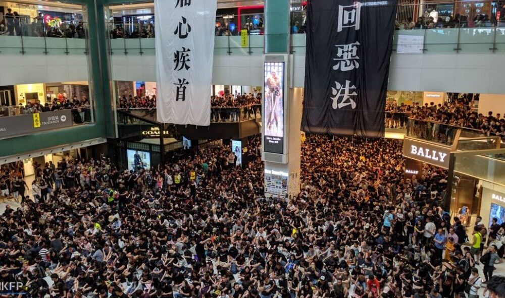 Les manifestations à Hong-Kong provoquent l'annulation de vols et le blocage de routes