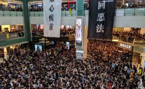 Les manifestations à Hong-Kong provoquent l'annulation de vols et le blocage de routes