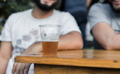 Un homme atteint d'un syndrome rare ne cessait d'être ivre sans consommer d'alcool. Il s'est avéré que son intestin brassait sa propre boisson.